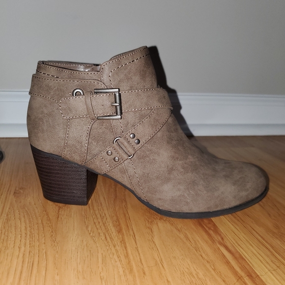 Indigo Shoes - NWOT Indigo Rd. Sablena Brown Bootie Boots Round